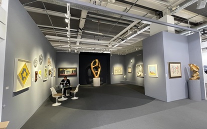Art Basel Art Exhibition Booth with Grey and Black Event Carpet in Circular Form